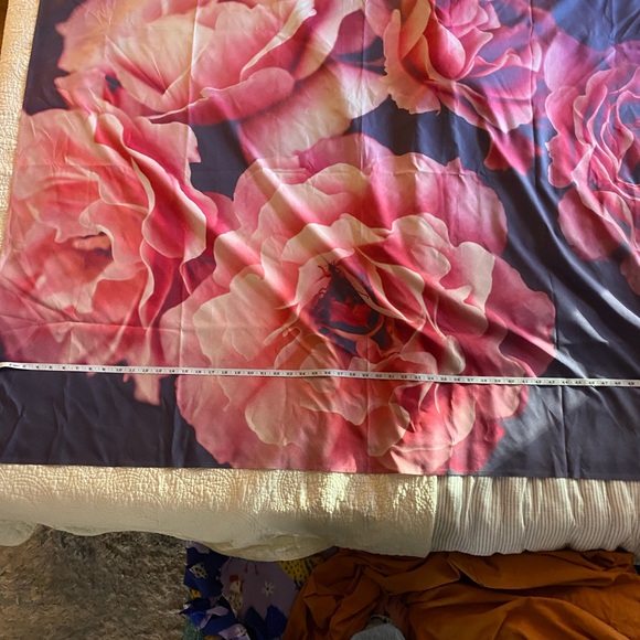 Floral Rose Print Tapestry 60*50 Or decorative throw. - Picture 2 of 2